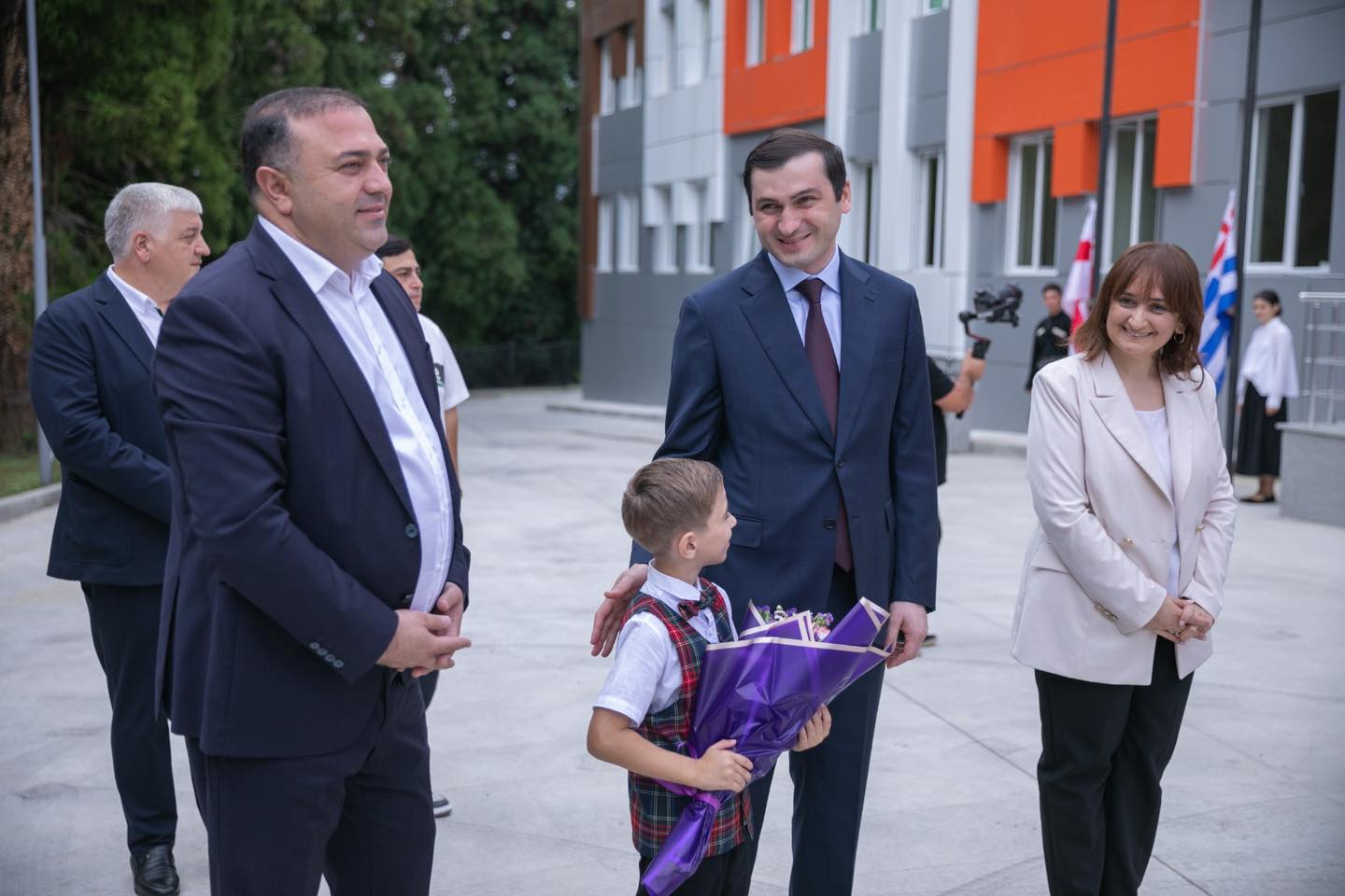 თორნიკე რიჟვაძე: ჩვენი ქვეყნის პატრიოტ მოქალაქეებად ჩამოყალიბებას ვუსურვებ ყველა მოსწავლეს