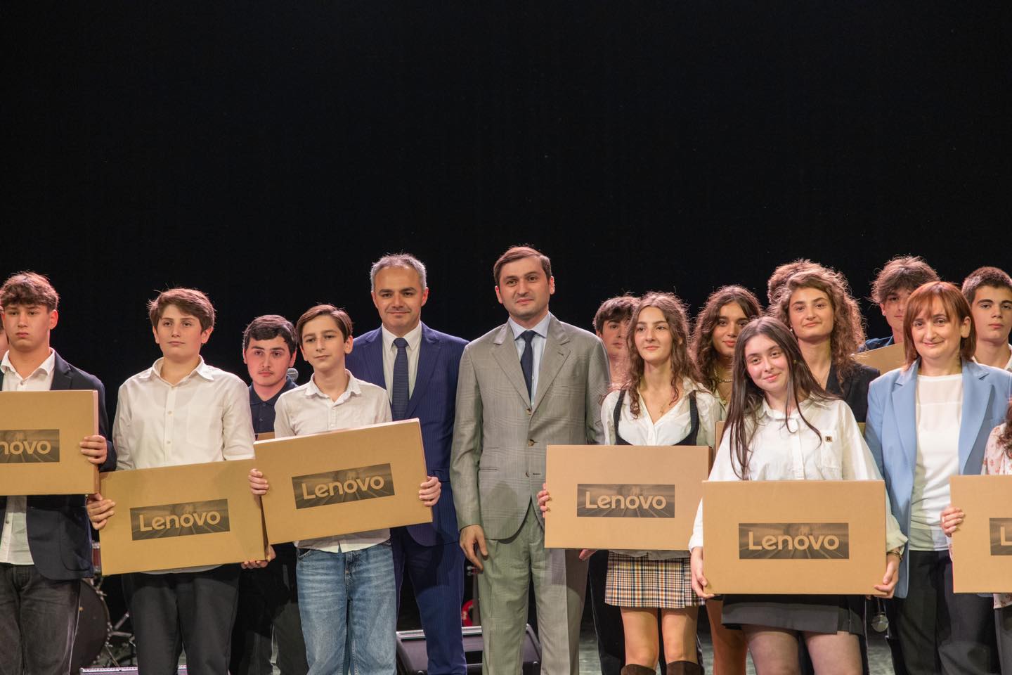 წარჩინებულ მოსწავლეებს კომპიუტერები გადაეცათ