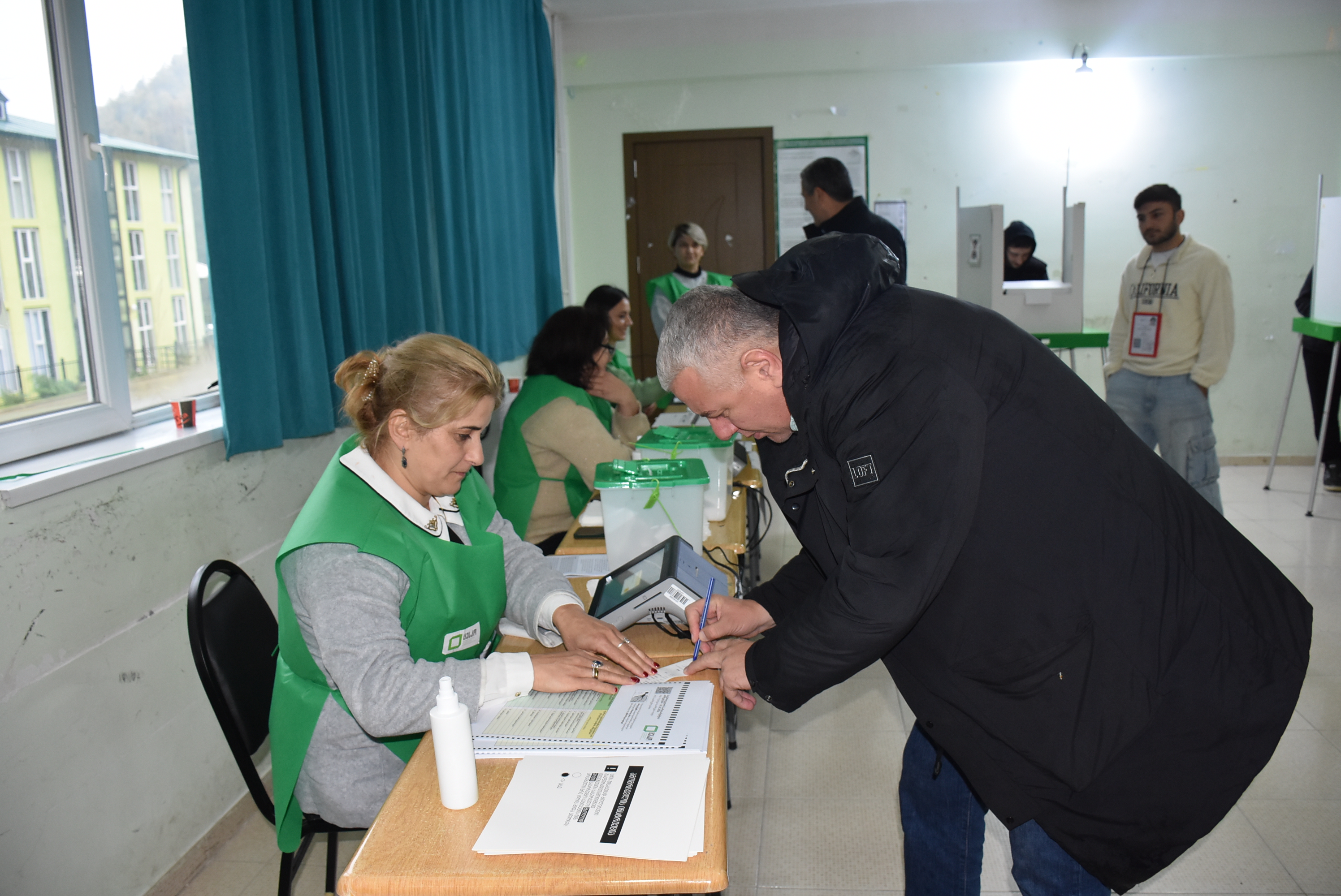 მშვიდ გარემოში, ერთსულოვანი მხარდაჭერით