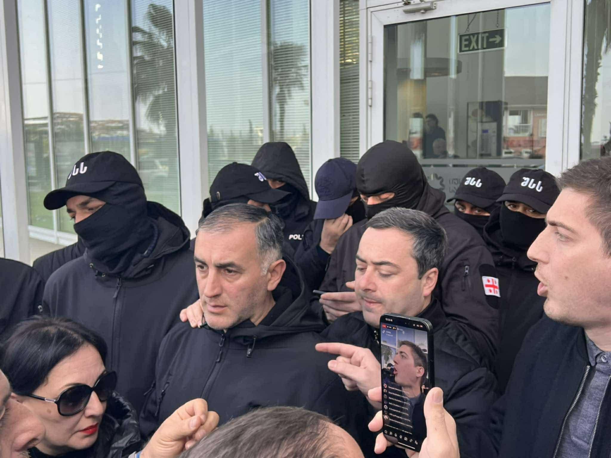 აქციის მონაწილეებმა იუსტიციის სახლის თანამშრომლებს გაფიცვისკენ მოუწოდეს