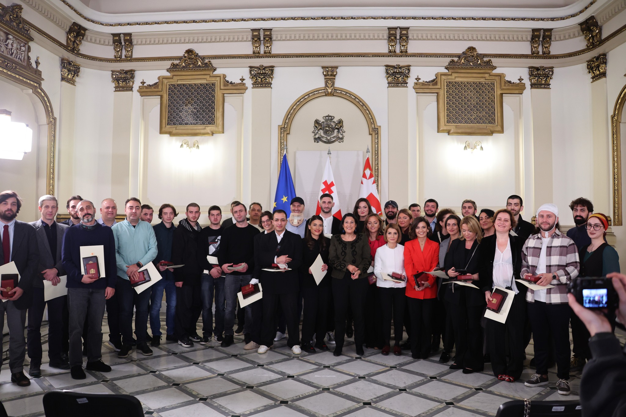 სალომე ზურაბიშვილმა ჟურნალისტები და ოპერატორები დააჯილდოვა