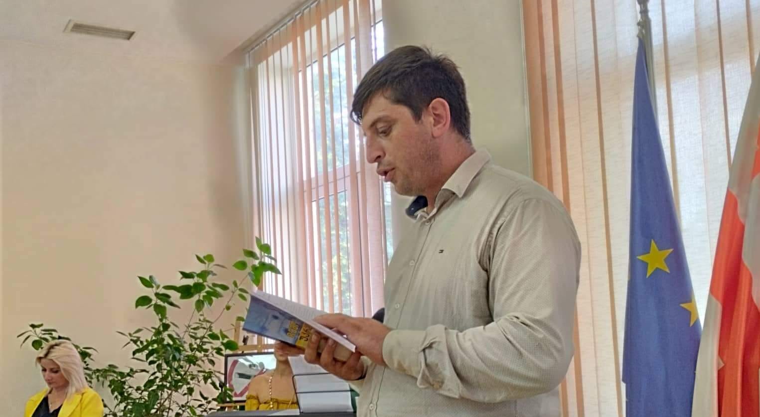 „იმატა ლექსის დამწერმა და იკლო მკითხველმა“
