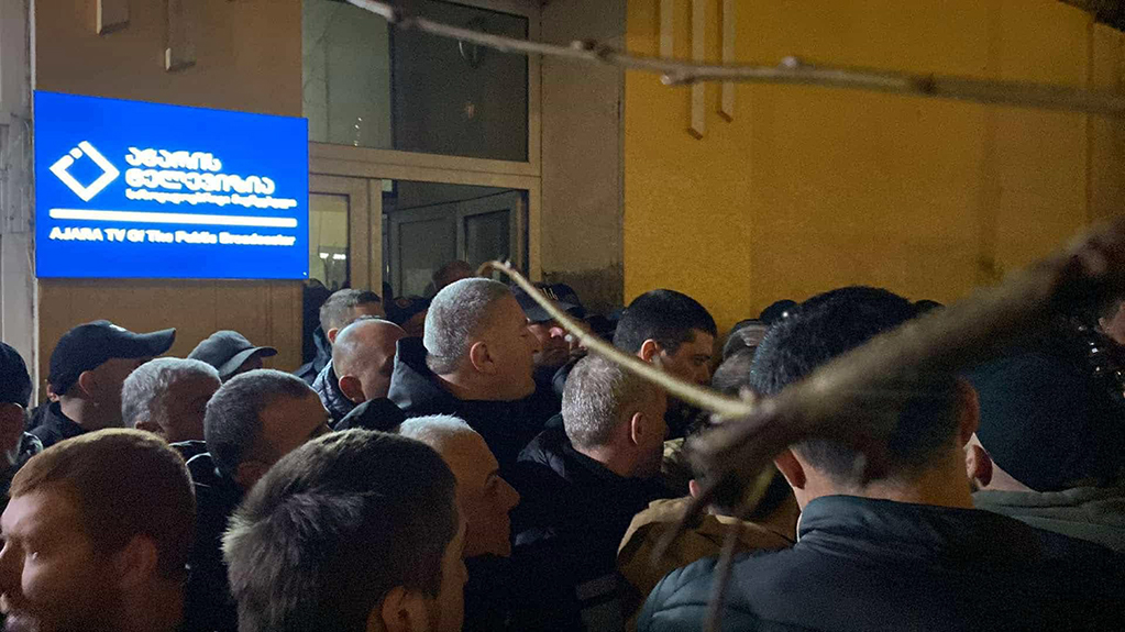აჭარის ტელევიზიასთან მზია ამაღლობელის მხარდამჭერი აქცია გაიმართა