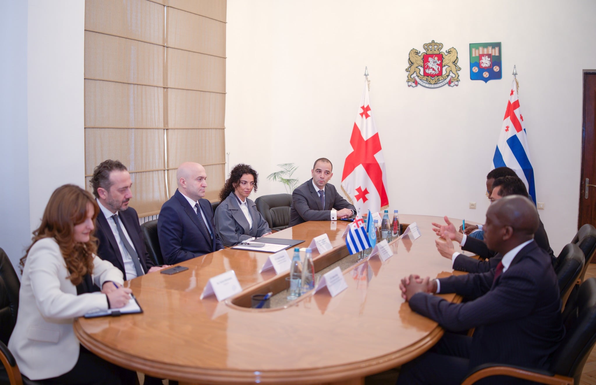 მთავრობის თავმჯდომარე ელჩებს შეხვდა
