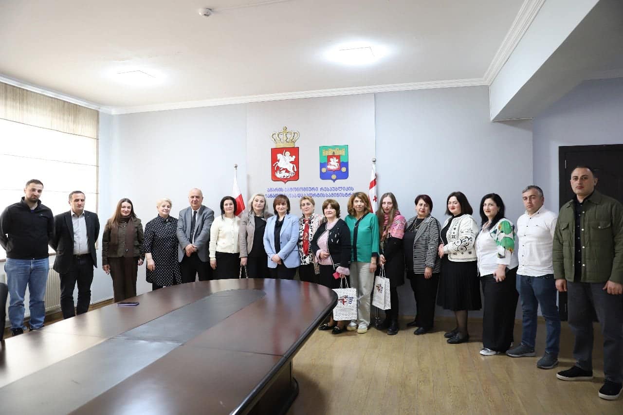 შეხვედრა ბირთვული კვლევების ევროპის ცენტრში სტაჟირებაგავლილ პედაგოგებთან