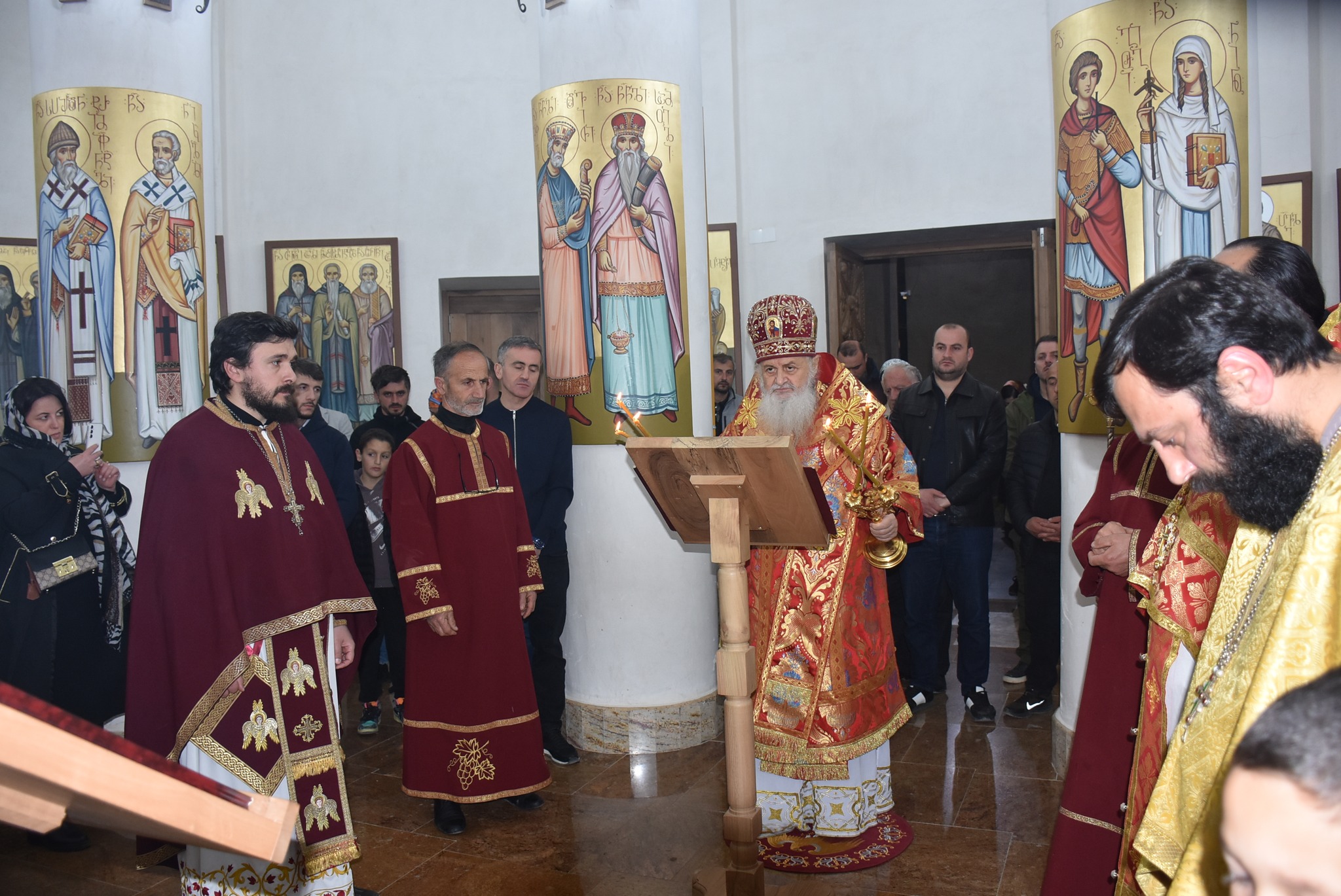 აღდგომის ბრწყინვალე დღესასწაული დაბა შუახევში ახლად აშენებულ ტაძარში