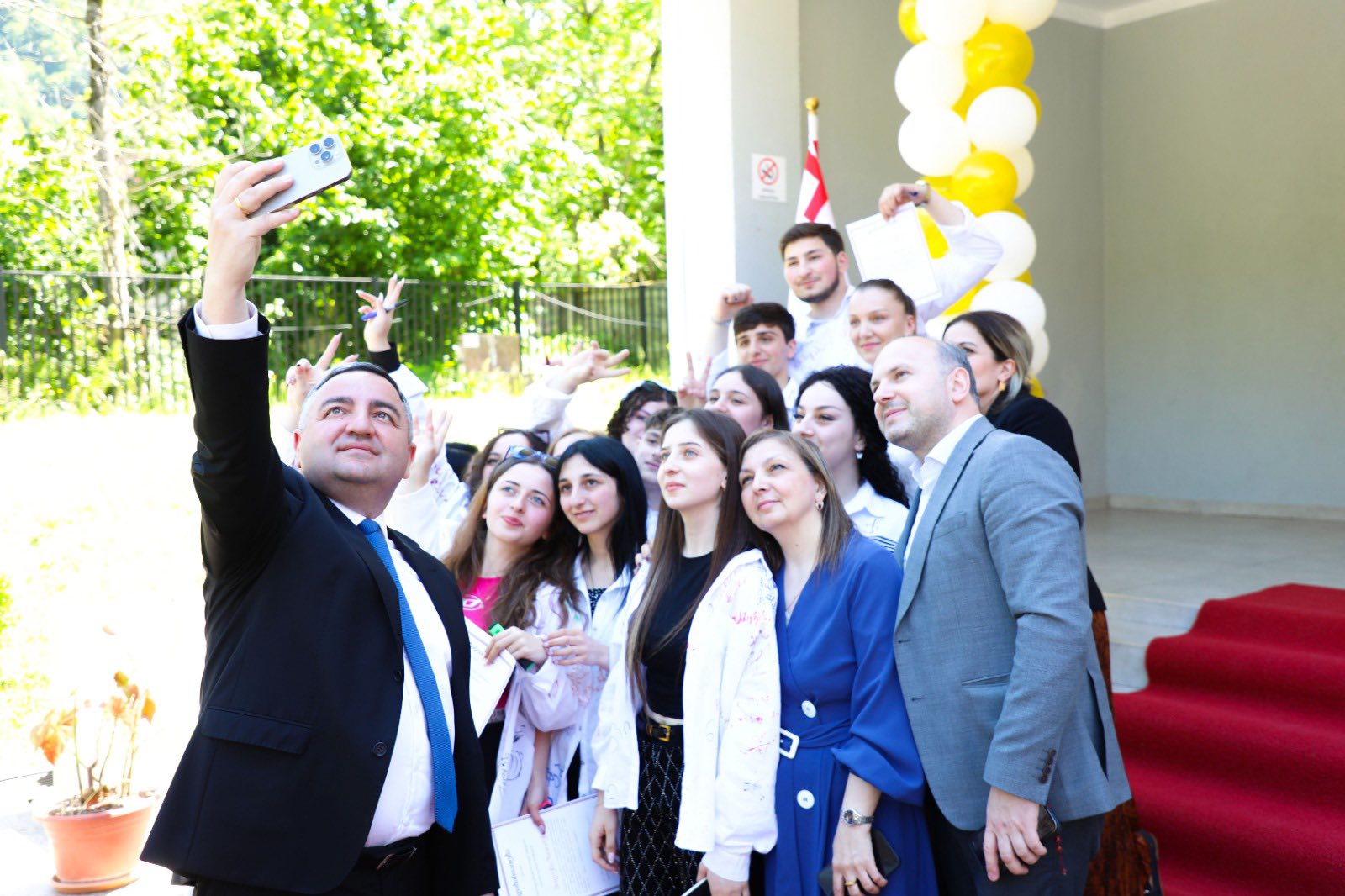 ხელვაჩაურში სკოლა 552 მოსწავლემ დაამთავრა