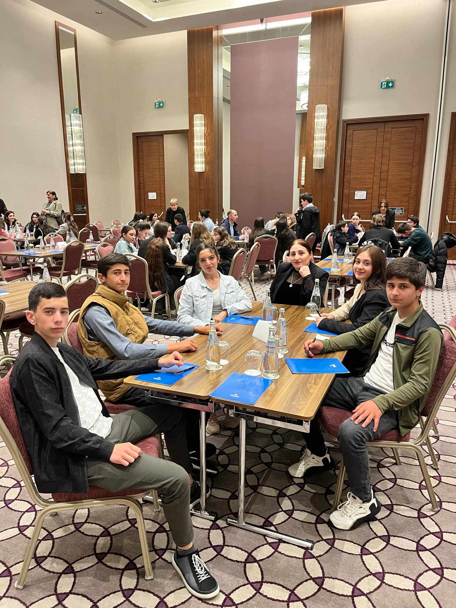 მოსწავლეებს – სერტიფიკატები, მასწავლებელს – მადლობის ბარათი