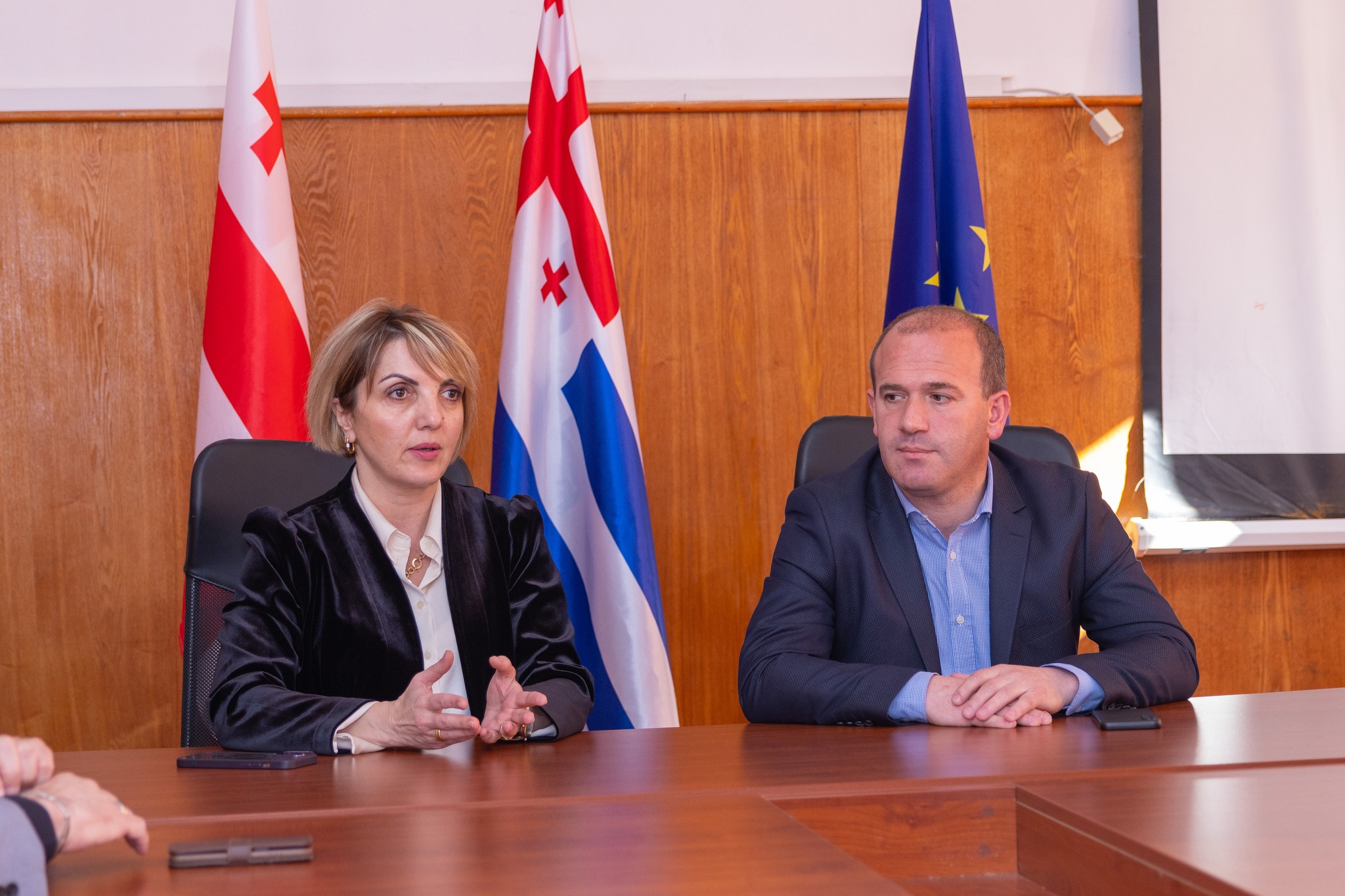 სოფლის პირველადი ჯანდაცვის ცენტრებს ჟანგბადის კონცენტრატორები გადაეცა