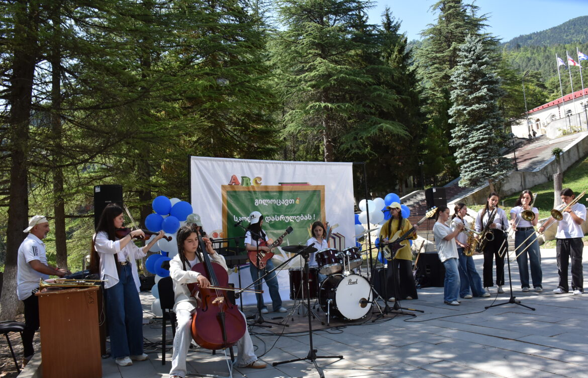 ცხოვრების დიდ გზაზე გასვლა მიულოცეს