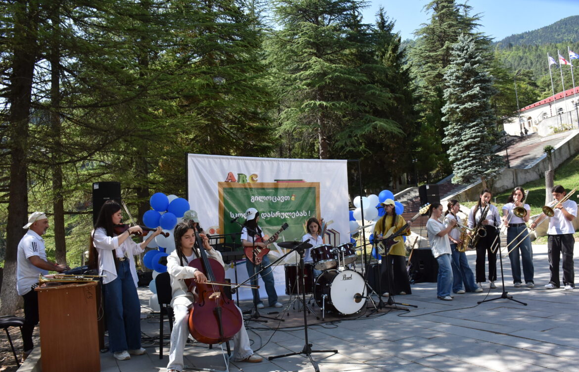 ცხოვრების დიდ გზაზე გასვლა მიულოცეს