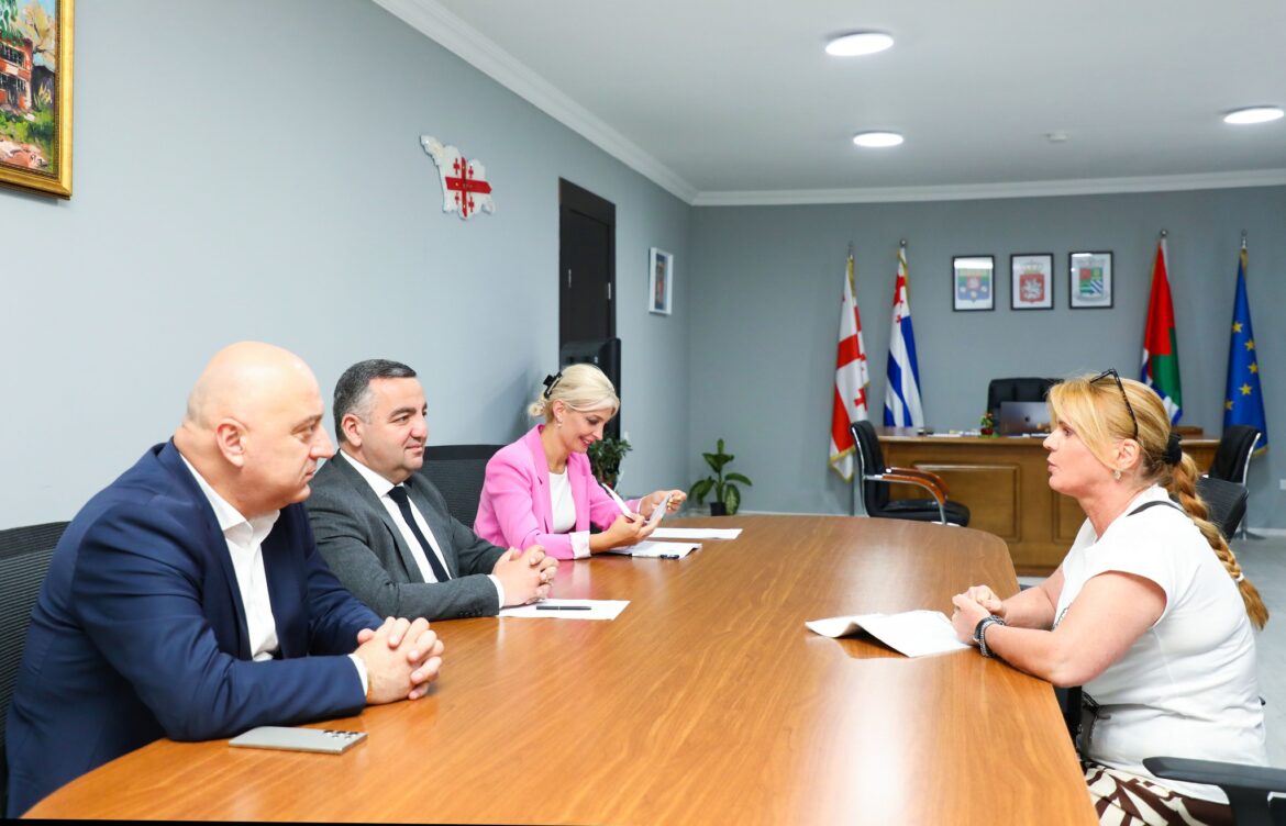 ხელვაჩაურის მერი მოქალაქეებს შეხვდა