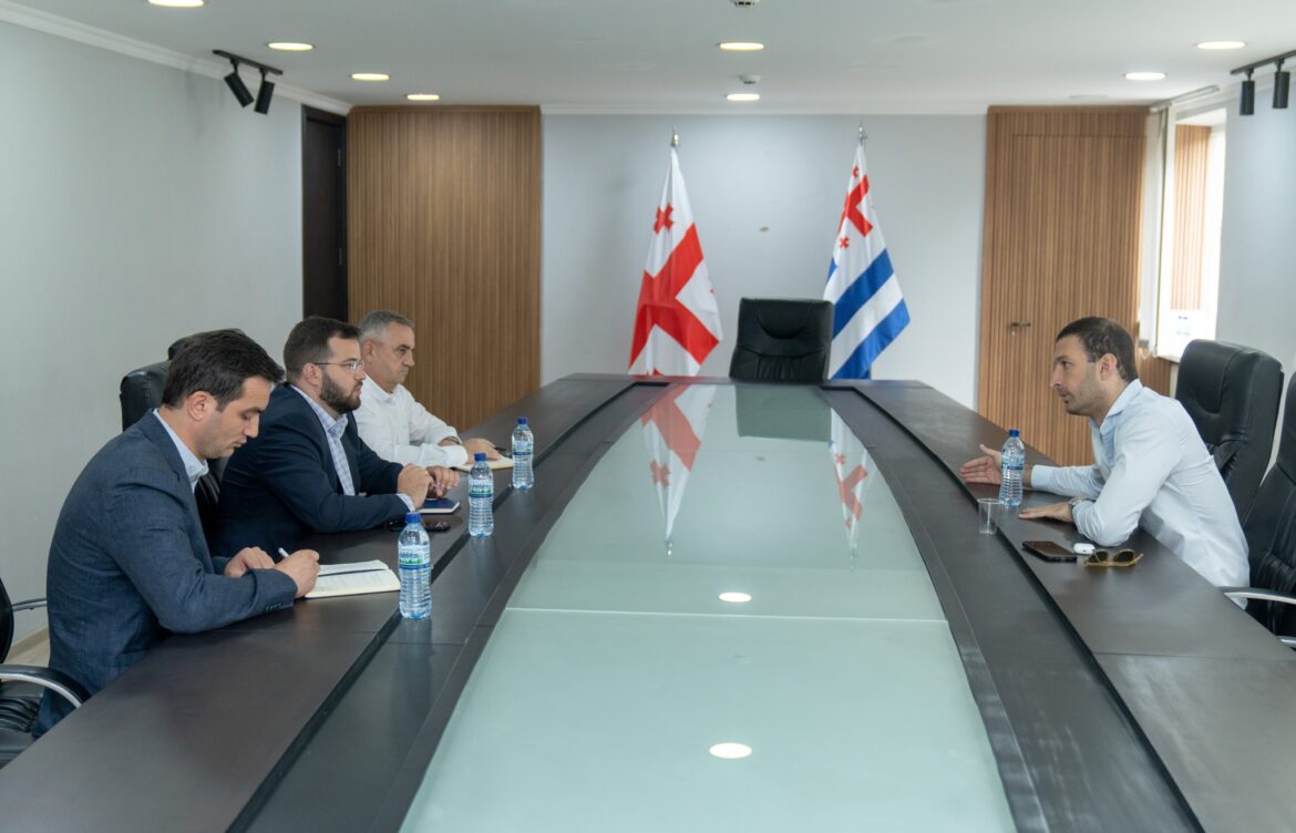 დენის სალუქვაძე „აწარმოე საქართველოში“ დირექტორ მიხეილ ხიდურელს შეხვდა