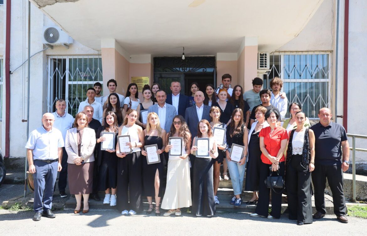 მედალოსან კურსდამთავრებულებს შეხვდნენ