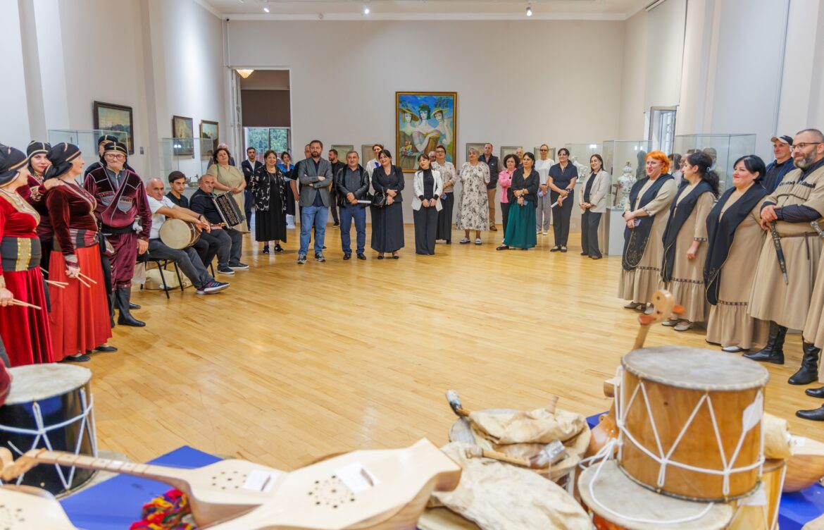 ფოლკლორულ ანსამბლებსა და სალოტბარო სკოლებს ხალხური საკრავები გადაეცათ