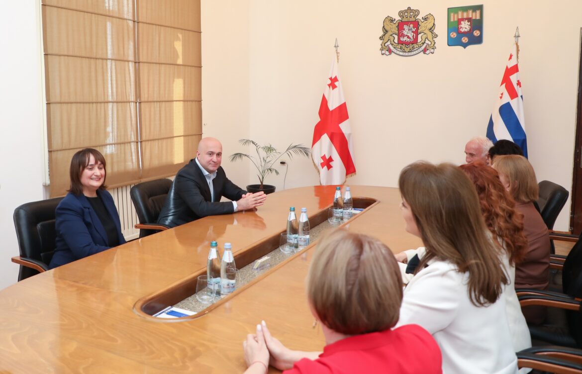 სულხან თამაზაშვილი და მაია ხაჯიშვილი „მასწავლებლის ეროვნული პრემიის“ გამარჯვებულებს შეხვდნენ