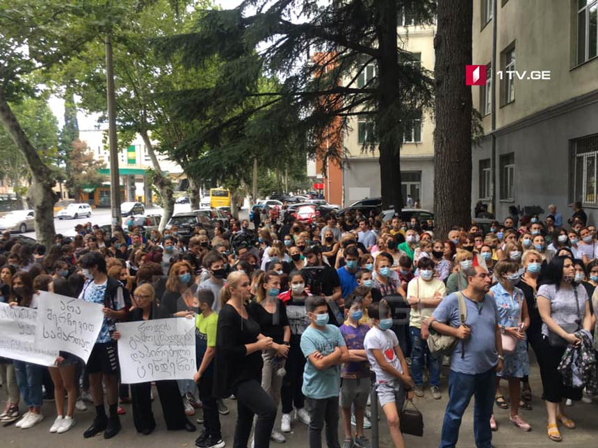 საპროტესტო აქციიდან – ფსიქიატრიულ კლინიკაში