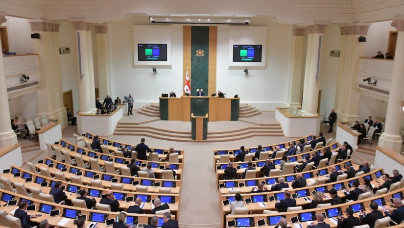 საჯარო სამსახურში დასაქმებულს კერძო სექტორში მუშაობა ეკრძალება