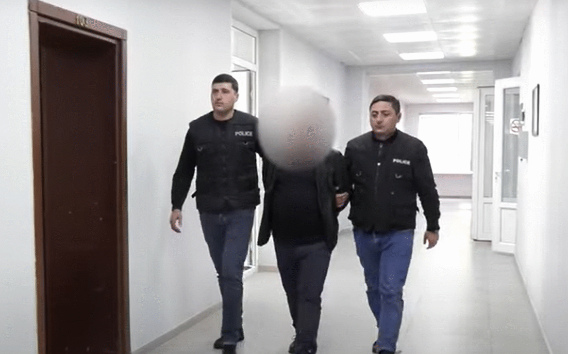 თაღლითობის  ბრალდებით 2 პირი დააკავეს