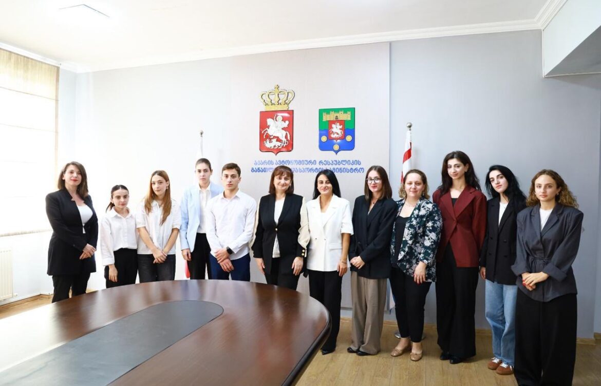 მინისტრი სტაჟირების პროგრამაში მონაწილე ახალგაზრდებს შეხვდა