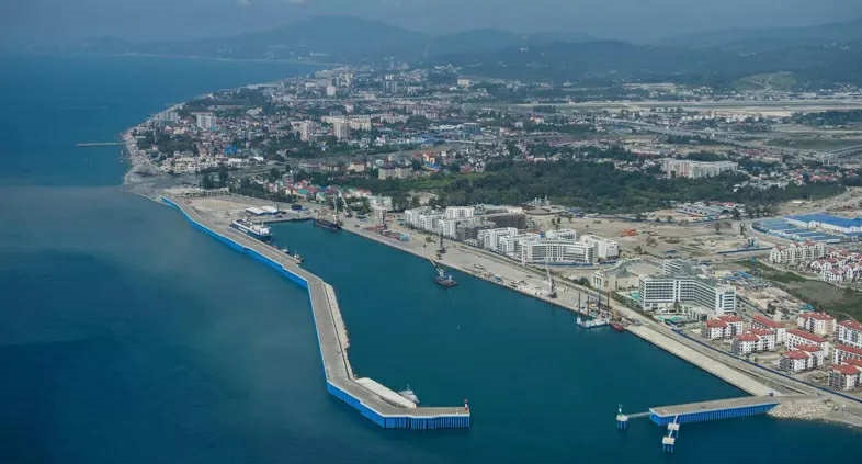 რუსული მხარის ინფორმაციით, სოჭზე სარაკეტო და დრონებით შეტევა განხორციელდა, ქვეყნის 9 აეროპორტში შეზღუდვები დაწესდა