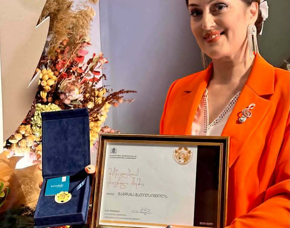 პედაგოგი, რომელიც უსულო საგნებს „აცოცხლებს“ და… „ამღერებს“