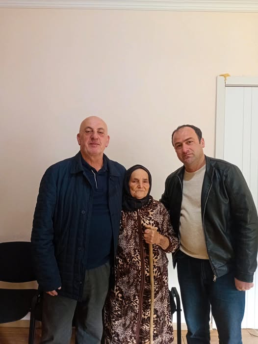 უხუცეს ქალბატონს დაეხმარა