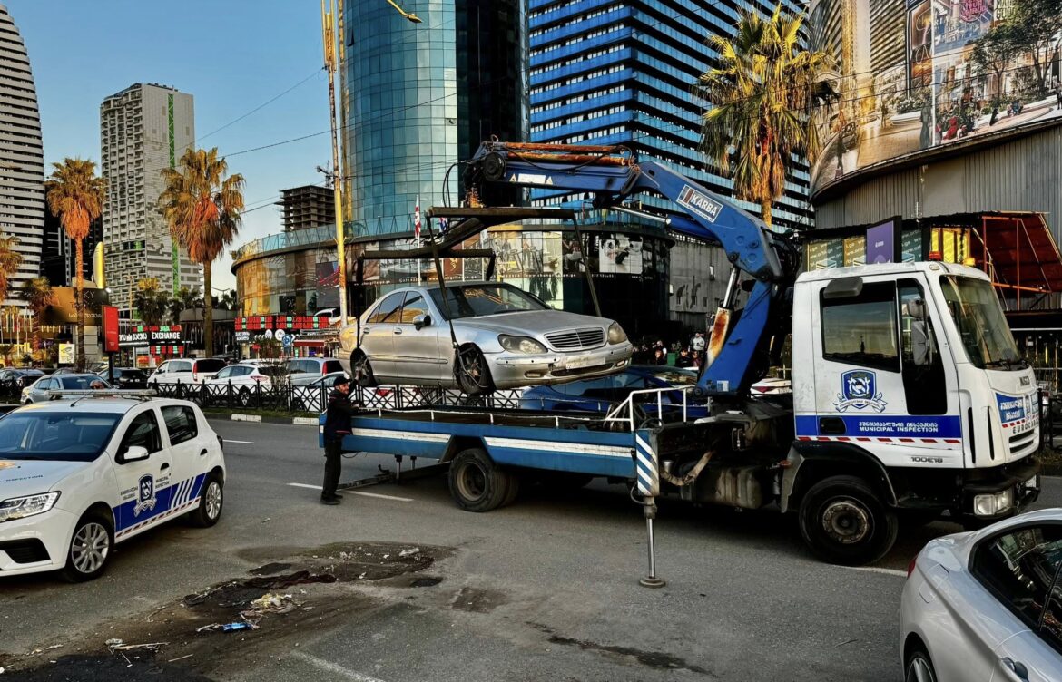ამორტიზებული ავტომობილებისგან ტერიტორიის გაწმენდა მიმდინარეობს