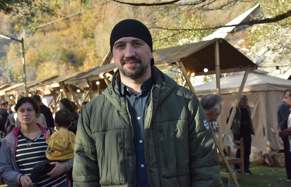 „აქ, სადაც ფიქრებია უნაპირო, აქ, სადაც გაპურებენ ღიმილები, სიკვდილი რატომ უნდა დააპირო“. . .