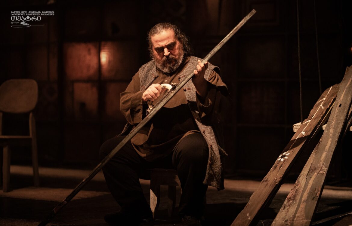 ღობიდან მოგლეჯილ ფიცარზე დარჩენილი ბავშვობა – სპექტაკლი „უხერხემლო“,  რომელსაც კომფორტის ზონიდან გაჰყავხარ