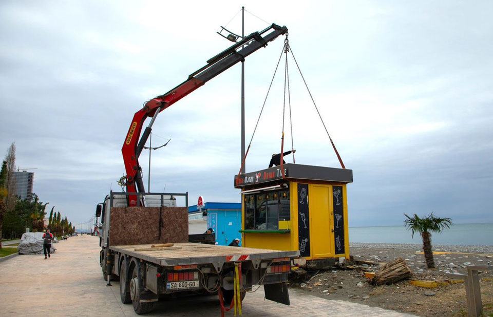 ბულვარის ტერიტორიიდან უსახური სავაჭრო ჯიხურები გაიტანეს