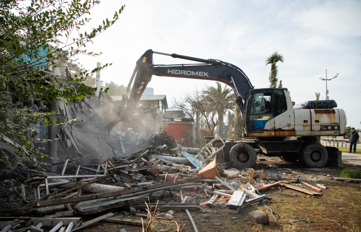 უნებართვო ობიექტების დემონტაჟის პროცესი ინტენსიურად გრძელდება