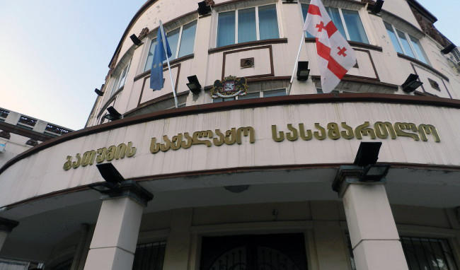 ბათუმის საქალაქო სასამართლომ ბრალდებულს 7 წლით და 6 თვით თავისუფლების აღკვეთა მიუსაჯა