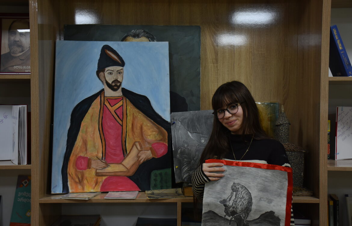 გოგონებს გამოფენას მოუწყობენ