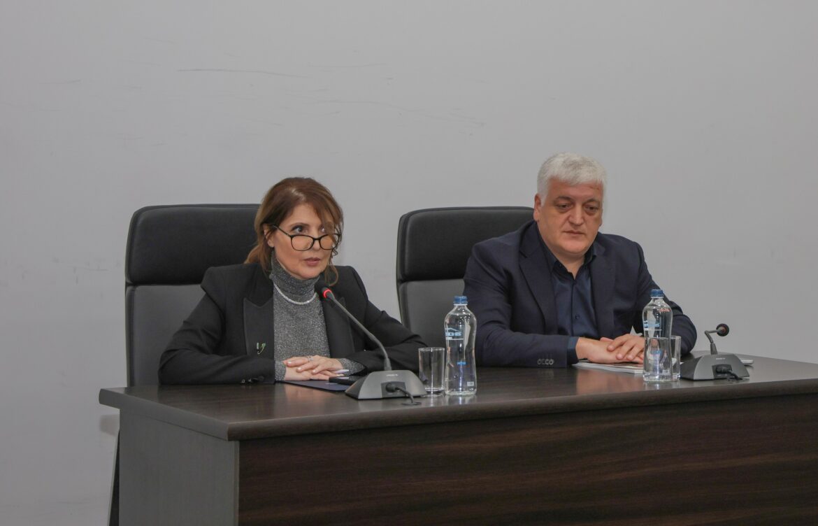 აჭარის კულტურის მინისტრი ქობულეთში კულტურის სფეროს წარმომადგენლებს შეხვდა