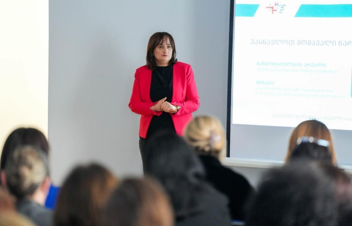 განათლების მხარდაჭერის ახალი ეტაპი – მინისტრის შეხვედრები ქობულეთსა და ხელვაჩაურში