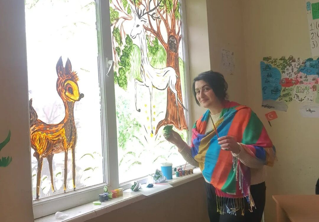 პედაგოგი და თვითნასწავლი მხატვარი, რომელიც ბავშვების სიყვარულით შთაგონებას პოულობს