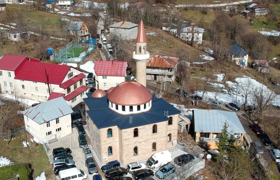 რეაბილიტირებული ცენტრალური მეჩეთის შენობა დაათვალიერეს