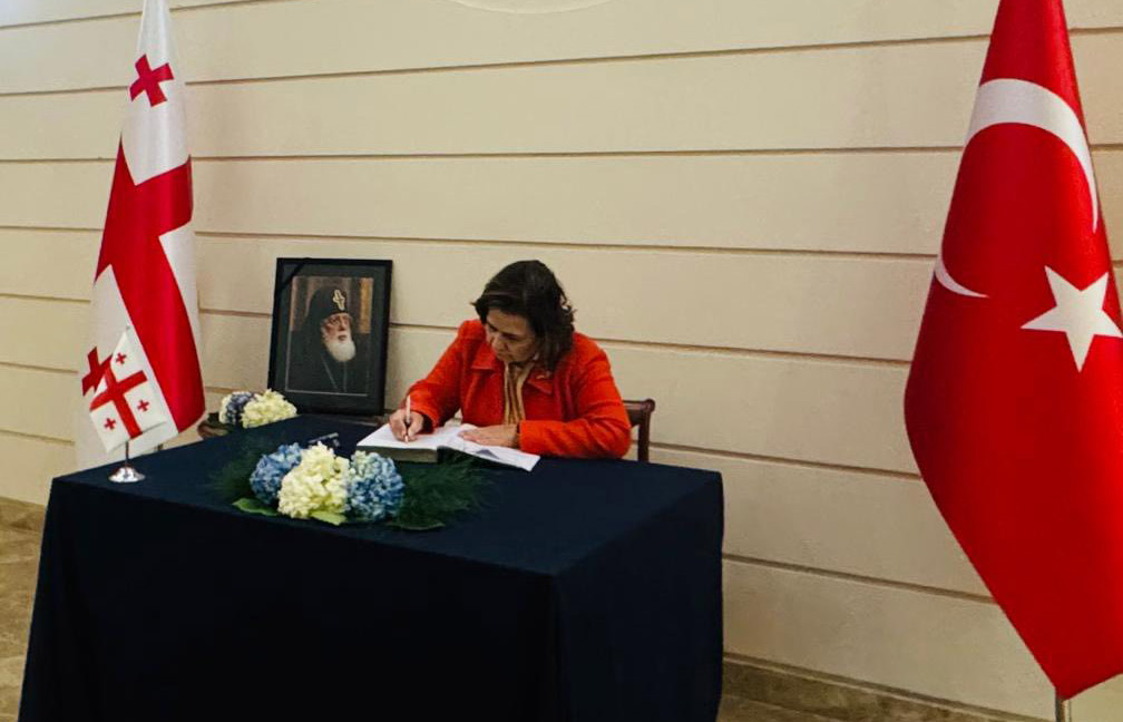 ილია მეორის გარდაცვალებასთან დაკავშირებით ანკარაში, საქართველოს საელჩოში, სამძიმრის წიგნია გახსნილი