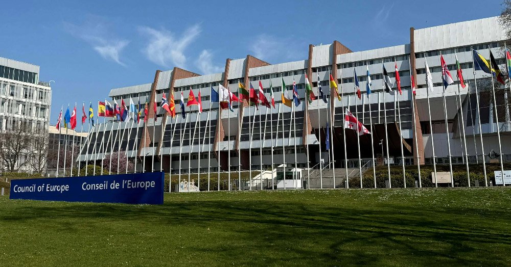 ილია მეორის ხსოვნის პატივსაცემად, სტრასბურგში, ევროპის სასახლესთან, ევროპისა და საქართველოს დროშები დაეშვა