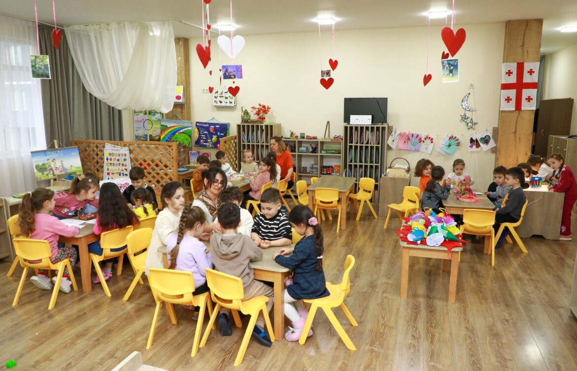 ივანე მაისურაძე ბაღების გაერთიანების თანამშრომლებს და დირექტორს შეხვდა