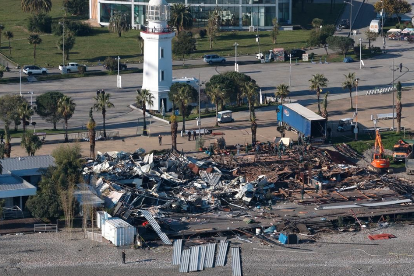 სანაპირო ზოლში უკანონო და უსახური ობიექტების დემონტაჟი გრძელდება