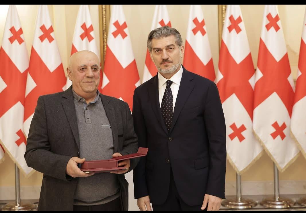 „ფესვების“ ქორეოგრაფი და წევრები ღირსების ორდენებით დააჯილდოვეს