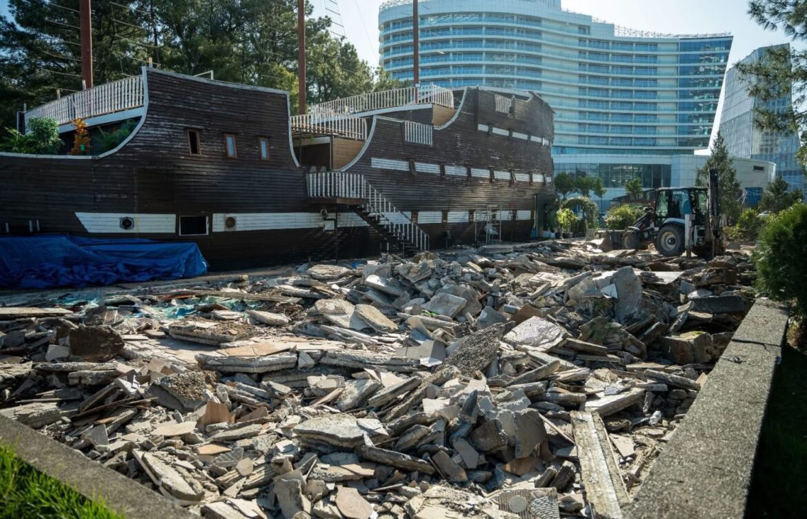 ბათუმის ბულვარში, ფიჭვნარის ტერიტორიაზე, კიდევ ერთი კაფე-ბარის დემონტაჟი განხორციელდა