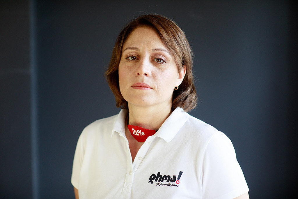 სასამართლომ ელენე ხოშტარია კახა კალაძის ბანერის დაზიანების საქმეზე დამნაშავედ ცნო