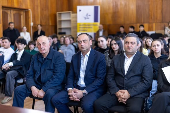 პროგრამებისა და ღონისძიებების წარდგენა