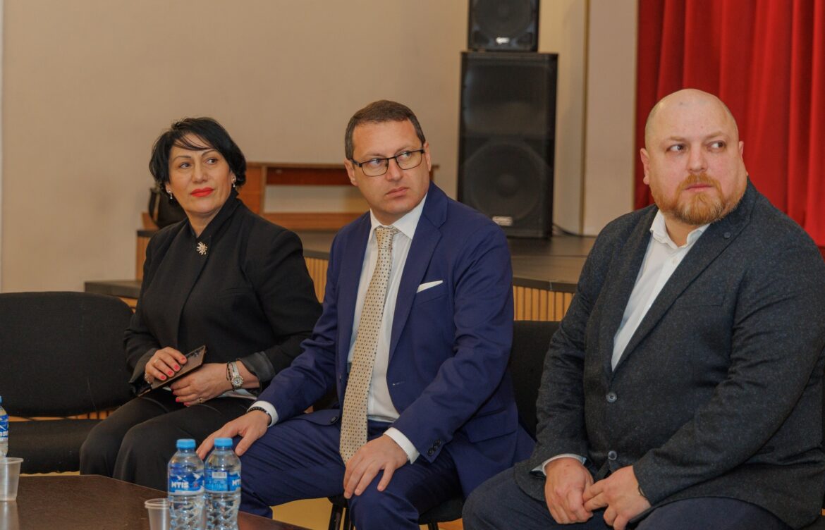 ჯონი საბაშვილი მოსწავლე ახალგაზრდობის სასახლეში დირექტორის მოვალეობას შეასრულებს