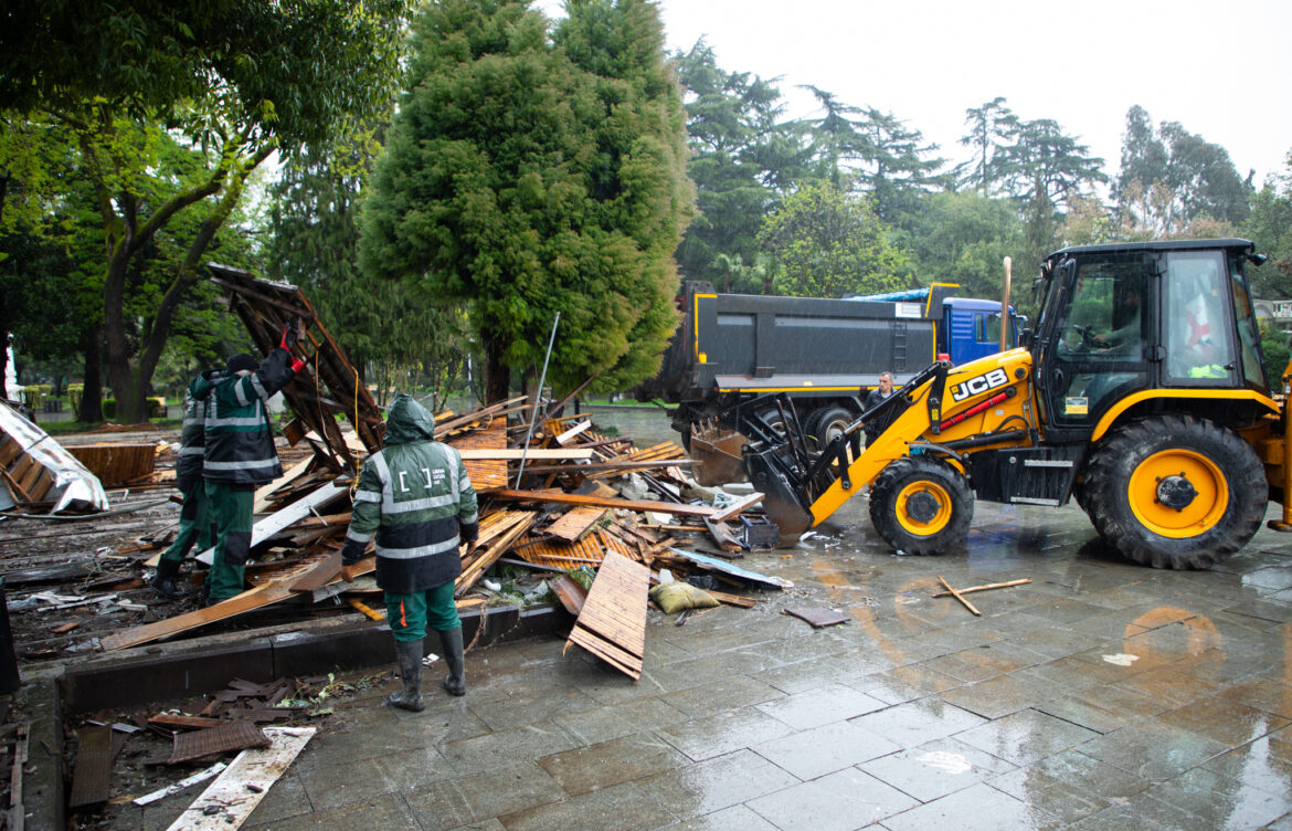 ბათუმის ბულვარში სამი უნებართვო ობიექტი დაანგრიეს