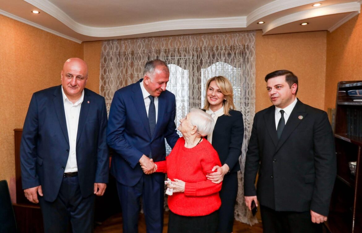 მთავრობის თავმჯდომარე ომის ვეტერანს ესტუმრა და ქვეყნის წინაშე გაწეული ღვაწლისთვის მადლობა გადაუხადა