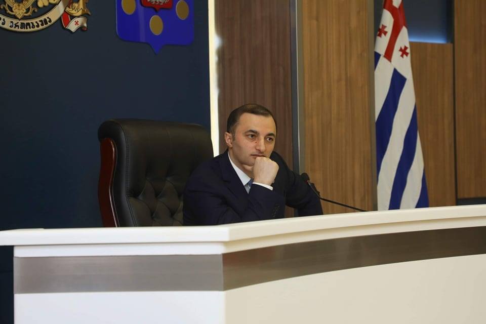 დავით გაბაიძეს  უმაღლესი საბჭოს წევრის უფლებამოსილება ვადამდე ადრე შეუწყდა